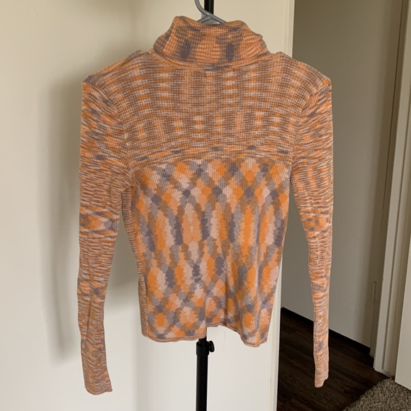 Urban Outfitters Turtle Neck - Picture 4 of 4